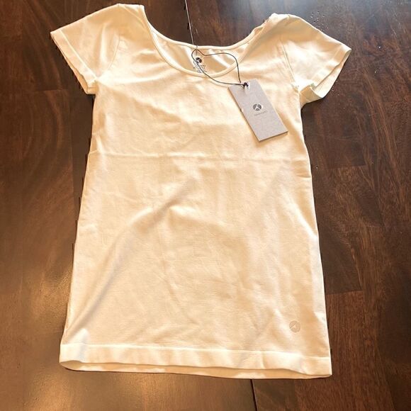 NWT Buttery Soft White Seamless Performance Tee - Picture 4 of 7